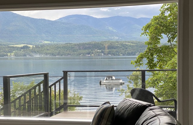 Shuswap Lakehouse 3Bd 2Bth Semi-Lakefront w/ Dock & Buoy Sleeps 9 KingBd