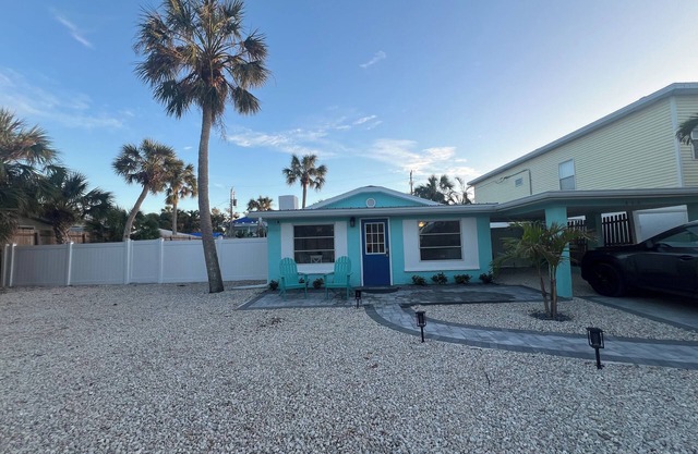 Siesta Key Cottage one block to village, 3 blocks to beach, Private heated pool