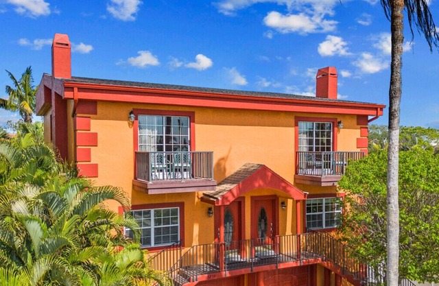 Siesta Key Village, Heated Pool, Beach Access 4 min Walk, 6bdr