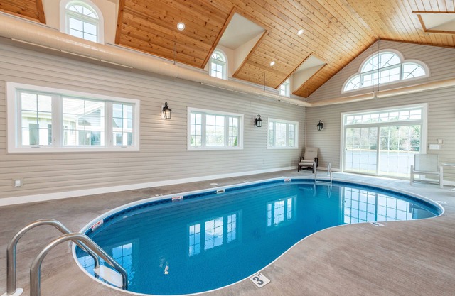 Waterfront Retreat - Lakefront / Golf Area Home w / Piscina cubierta privada