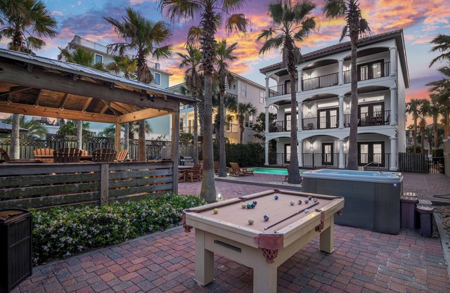 🌴 Silver Peso | Private Pool | Hot Tub | Walk to Beach | Newly Renovated! 🐬