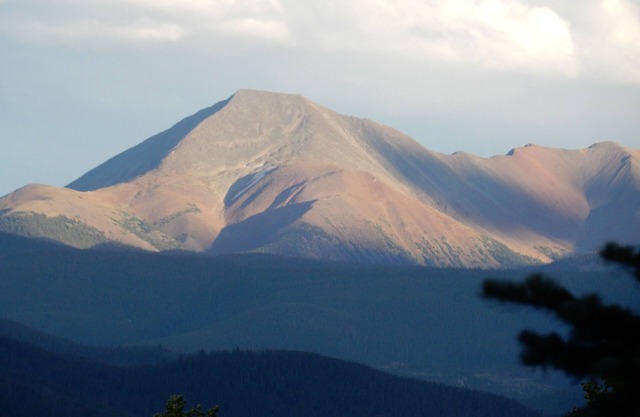 Impresionantes vistas, Bañera de hidromasaje, y patio trasero de Bosque Nacional encima de la montaña