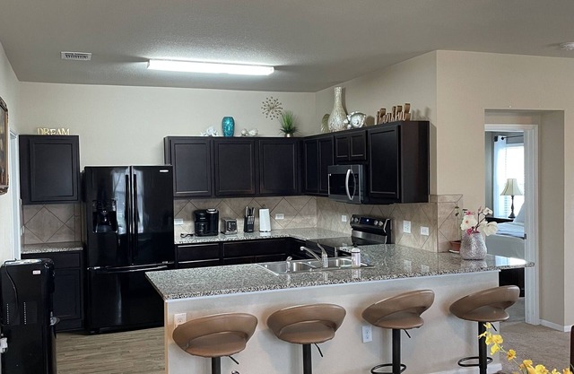 Single home with 5 bedrooms sleep 10 at a corner lot, fully garage to use
