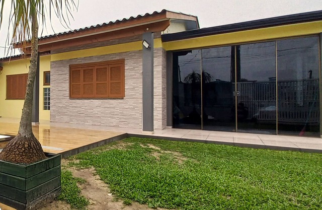 Casa sola en el patio con cuatro dormitorios en Capão da Canoa
