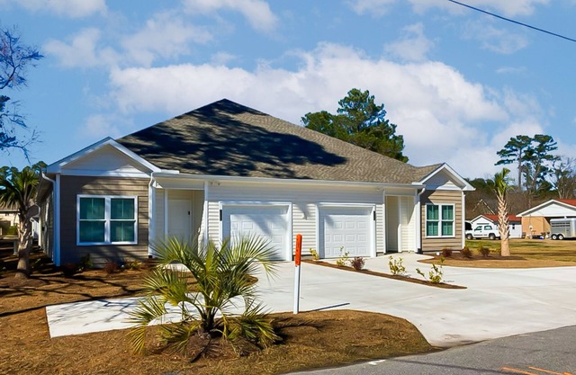 Single-level duplex near beach/golf with screened patio, AC & W/D - dog-friendly