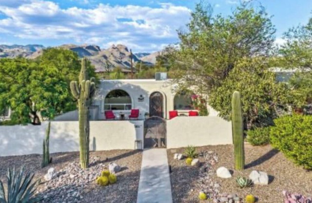 Single Level Sabino Sanctuary Courtyard, 2 Car Garage, Renovated 2-2024