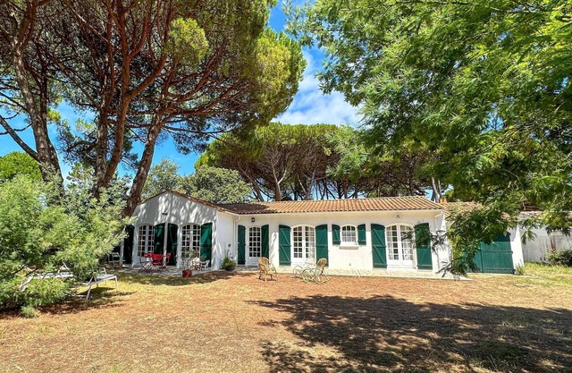 Single storey family villa close to the beach