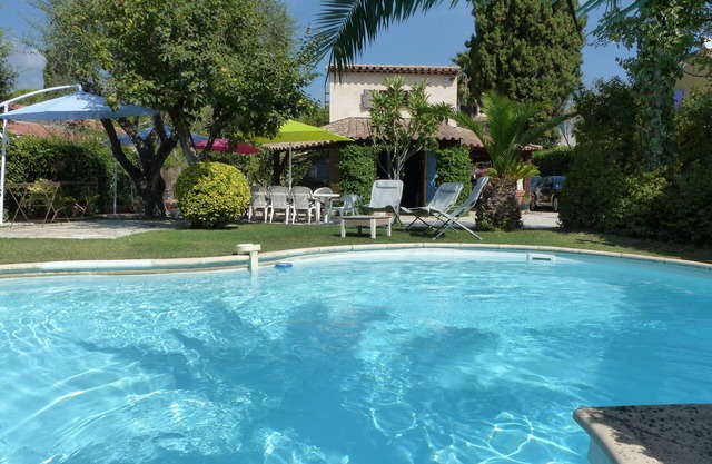 Single-storey, air-conditioned house with private pool.