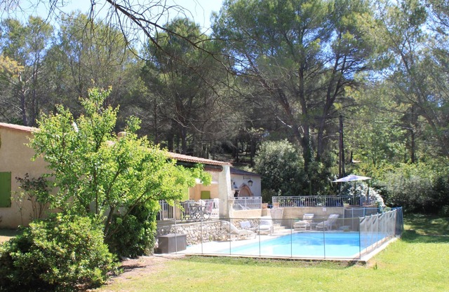 Villa de una planta en gran parque con piscina.