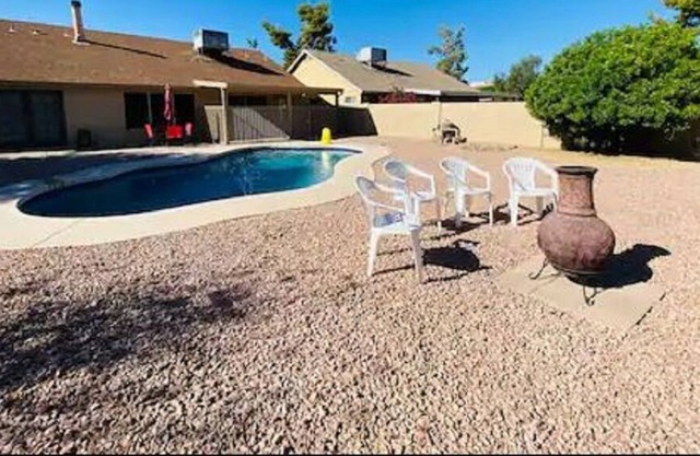 Entire home with pool in Glendale, AZ. Within 2 miles of State Farm Arena!