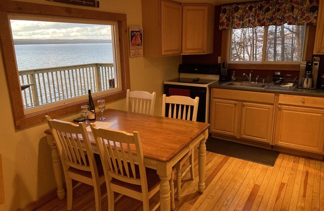 Tome un sorbo, salpique y relájese en Caywood Cottage, ¡un tranquilo refugio de viñedos!
