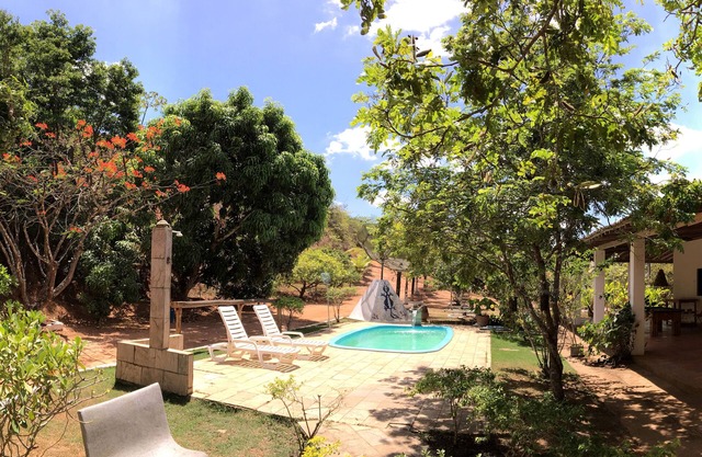 Sitio con casa de campo típica, bosques, piscina, barbacoa y estufa de leña.