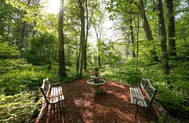Six-Bedroom Family Retreat Near Portsmouth w/ Hot tub, Theater