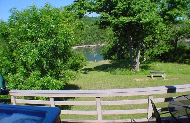 Seis personas Jacuzzi, Lakeside, camas King, chimenea!