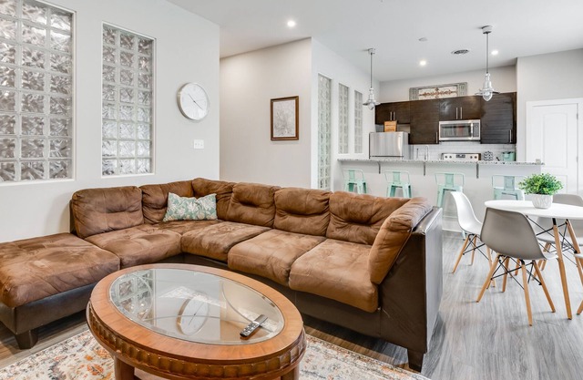 Size-able 2bd/2bth w/ FREE parking on site in Carytown