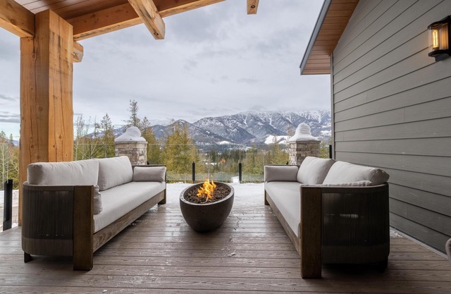 Ski In/Out. Luxury. Private Hot Tub. EV Charger.