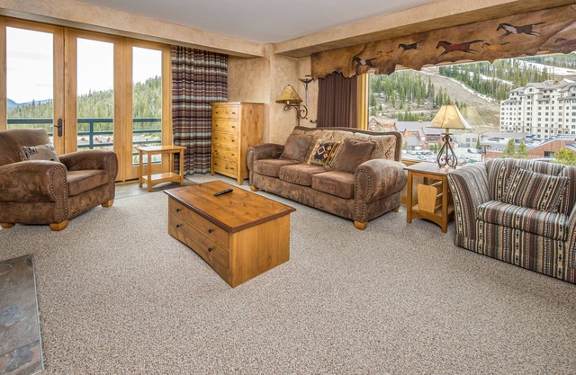 Ski in/out w/great views, amazing location & community pool/hot tub
