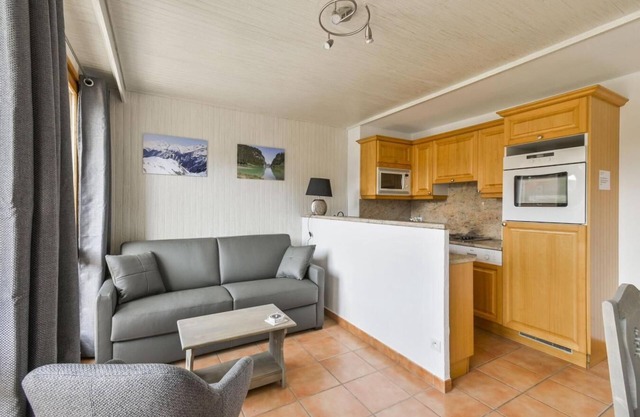 Centro estación, 2.o piso, vista montaña, balcón, tv, local para esquís, 35m², Courchevel