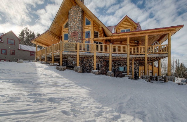 Ski-in/ski-out lodge at Terry Peak with private hot tub, fireplaces & game room