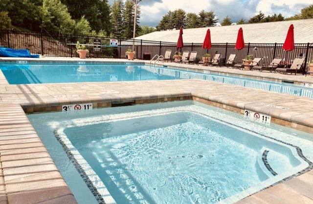 Ski-in/Ski-out, SLOPESIDE condo above the Lodge at Cranmore Mountain Resort