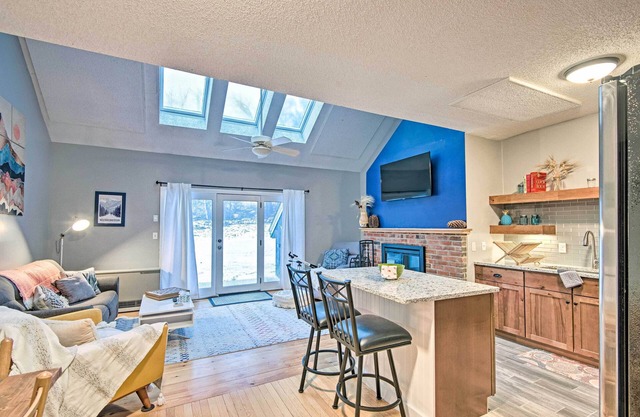 Ski-In/Ski-Out Tenney Mountain Condo w/ Fireplace!