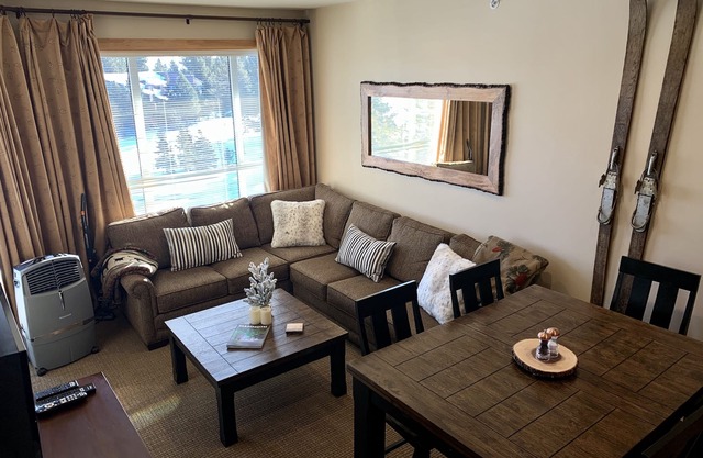 Estreno en el piso superior Juniper Springs Lodge 2BR / 2BA Ski In / Out y vistas a la montaña