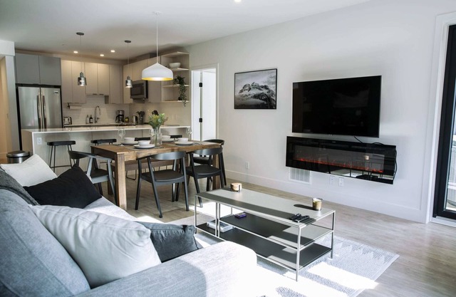 Ski & Tee Retreat - Bright Three Bedroom + Hot Tub