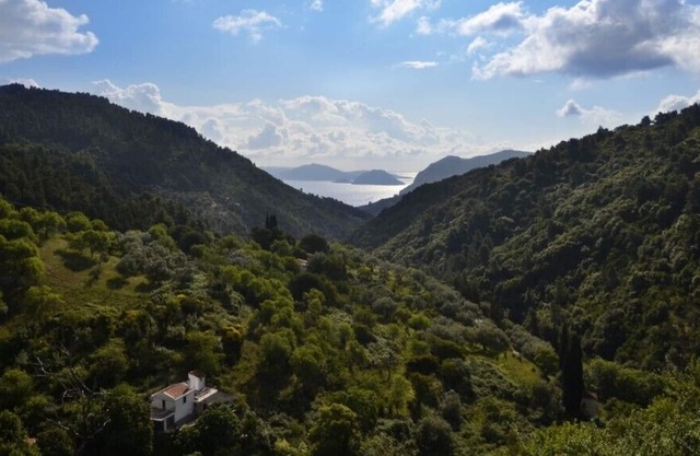 Skopelos Country Villa con impresionantes vistas panorámicas del amanecer y piscinas privadas.