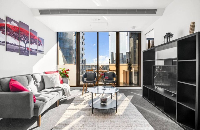 Sky-High 2BR Southbank Luxe w/ Gym, Pool & Parking