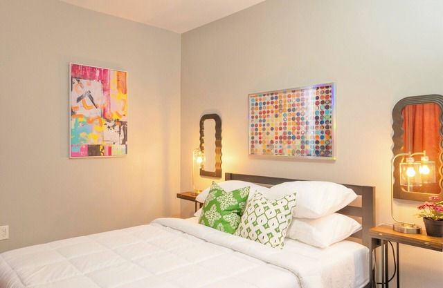 Sky Walk at The Hillside / 3BR Suite Near NYC and Newark Airport Sleeps 8