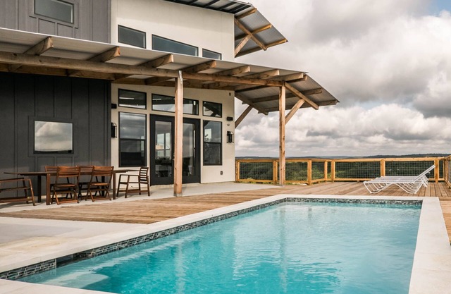 SKYHOUSE Guadalupe: Cliffside Pool Above the River