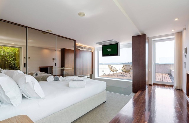 Skyline Retreat with pool by Portugal Active