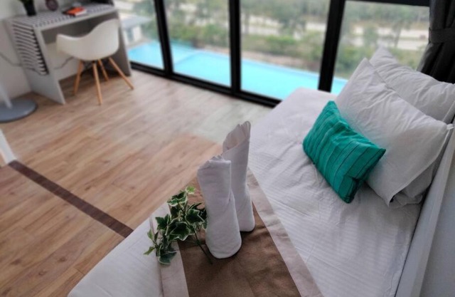 Skypark Residence Cyberjaya I Pool View with Balcony