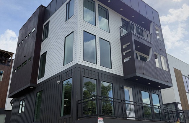 Skyrise Stay - New 5-Story w/ Rooftop Bar, Hot Tub, Elevator & Skyway Bridge