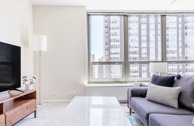 Sleek Lakeview Studio w/ Rooftop Pool, near Wrigley Field, by Blueground