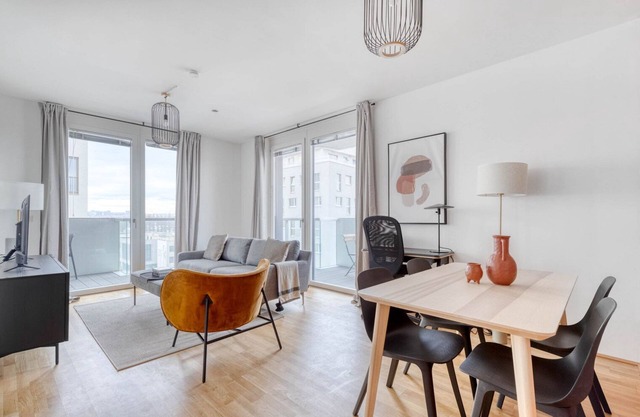 Sleek Marinatower 2BR w/ Gym & Elevator, nr metro U2, by Blueground