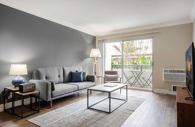 Sleek Westside 1BR w/ Pool, Gym, Bball & Tennis Courts, by Blueground