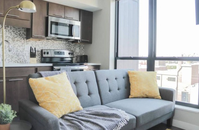 Sleepover: Vibrant Studio + Gym - Downtown Des Moines