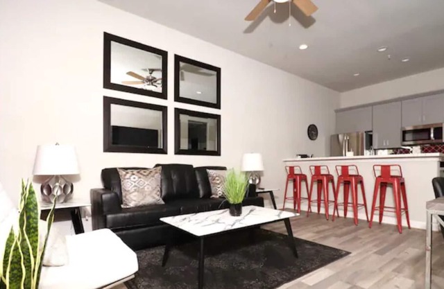 SLEEPS 12 | IDEAL FOR CONVENTION OR EVENT TRAVEL GROUPS