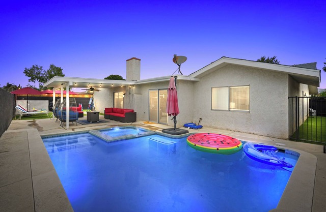 Summer Family Fun: Pool-Hot Tub-Game Room-Gym-FirePit-BBQ