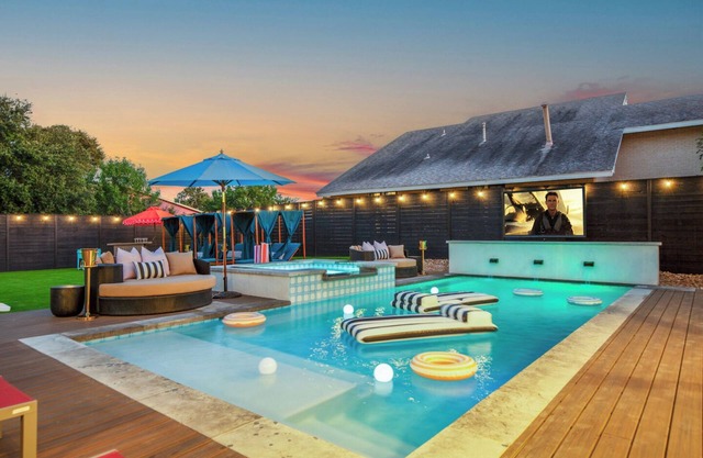 Sleeps 14 + heated Pool + Spa + Cabanas + Speakeasy + 5 minutes to downtown