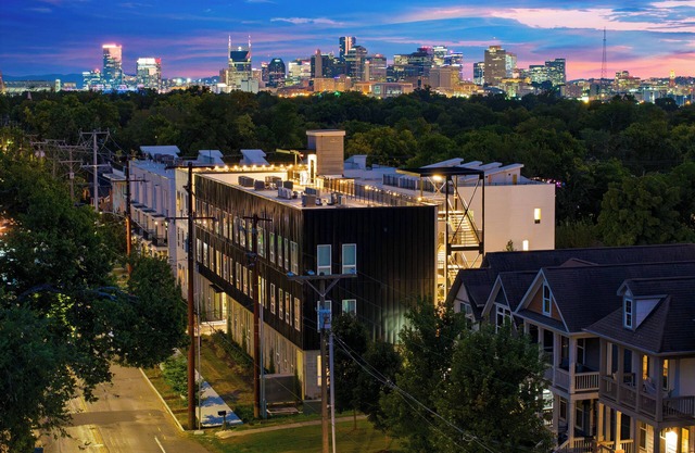 Sleeps 16 | 2 Homes + Walk to Dining & Music | Lischey Loft & The Bloom House