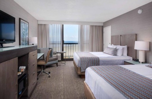 Sleeps 16! Four Units! Oceanview, Pool Close to Oregon Coast Aquarium!