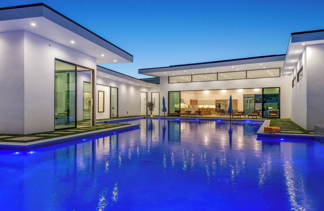 Sleeps 17 | Pool, Firepit, Putting Green & Pickleball | Bravo Villa #8