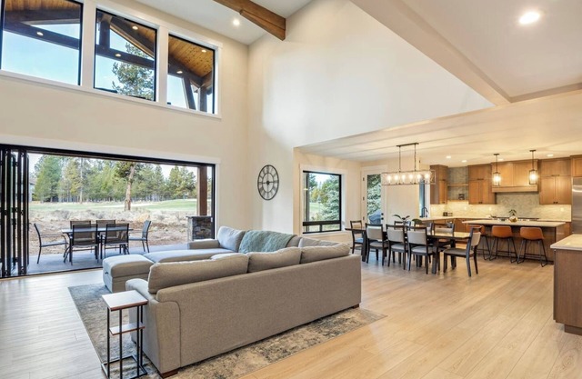 Sleeps 18 | 7 bed, 7.5 bath | EV | Hot tub | SHARC