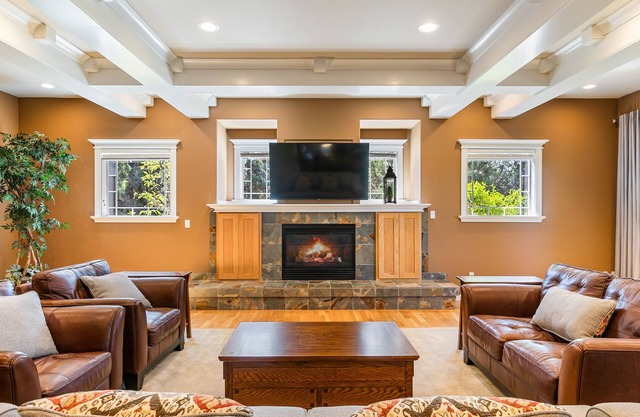 Royal Oak Manor, Lrg private home/yard, sleeps 18