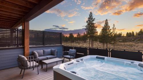 Sleeps 20 4 Units 10BDR Hot Tub Near Old Bend DT Aerie by AvantStay