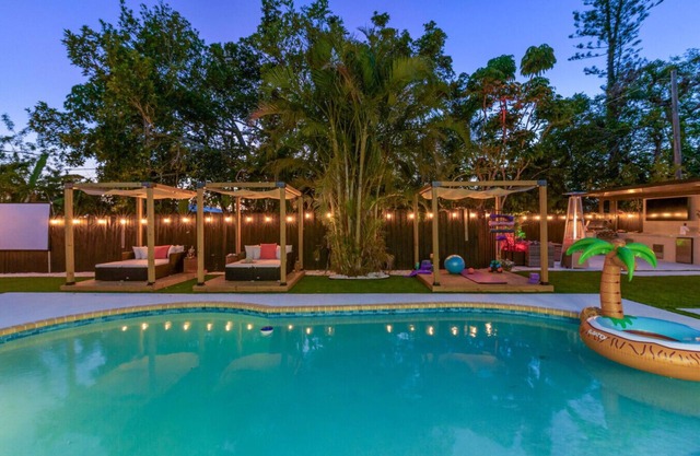 Heated Pool Sleeps 20! Outdoor Kitchen/Theater