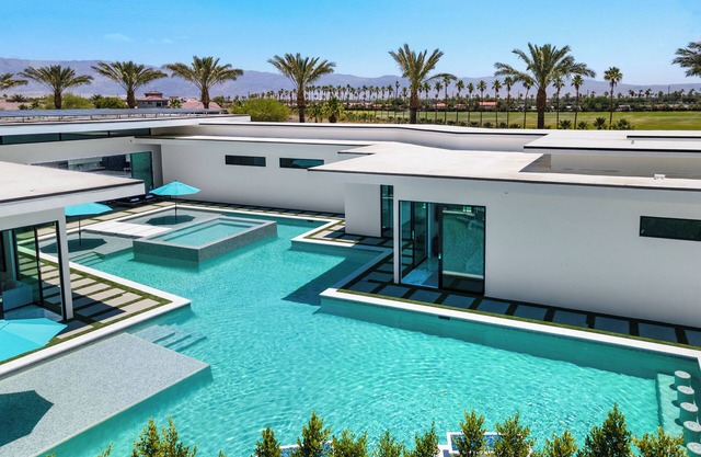 Sleeps 23 | Pool, Firepit & Putting Green | Minutes to Golf | Bravo Villa #7