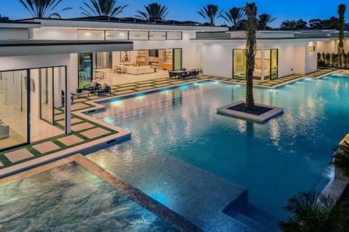 Sleeps 25 2 Luxury Villas w Pool Spa Putting Green Bravo by AvantStay